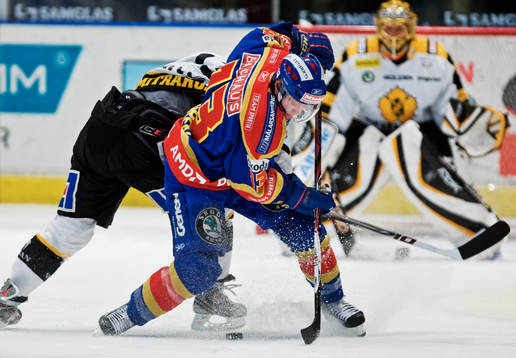 Niko Dimitrakos, Skellefteå, stoppar Robin Figren,