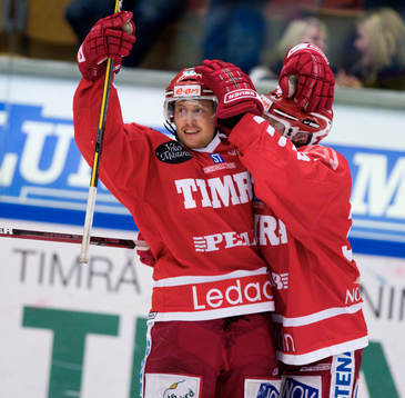 Eric Moe, avgör med sitt 3-2, jubel