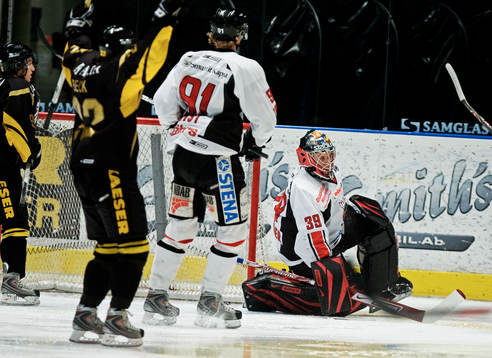 Depp för Henrik Tojkander, målvakt, Nybro, och AIK jubel