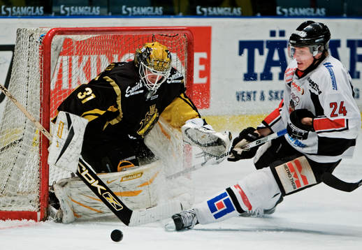 Fredrik Holmgren, målvakt, AIK, räddar en chans från