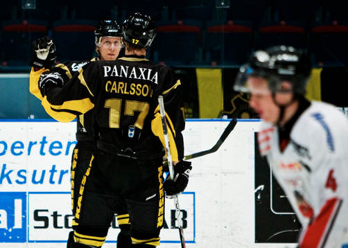 Tobias Ericsson gratuleras av Fredrik Carlsson, AIK, till