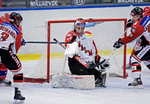 Henrik Karlsson, målvakt, Malmö, slår bort en puck med