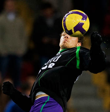 Marcus Berg, tar ner en boll