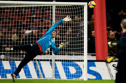 Andreas Isaksson, målvakt, räddar ett skott