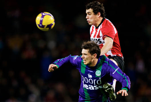 Dirk Marcellis, PSV, vinner en nickduell mot Marcus Berg,
