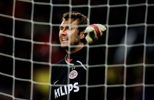 Andreas Isaksson, målvakt, dirigerar sina medspelare