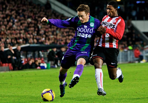 Petter Andersson, Groningen, utmanas av Edison Méndez, PSV