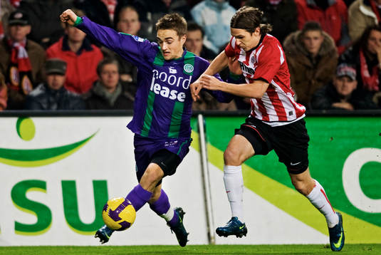 Petter Andersson, Groningen, tar sig förbi Stijn Wuytens,