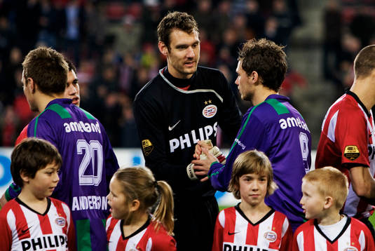 Andreas Isaksson, målvakt, PSV, hälsar på Marcus Berg,