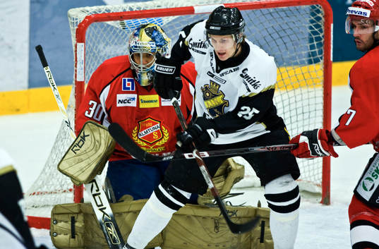 Mark Owuya, målvakt, Almtuna och Johan Adolfsson, AIK