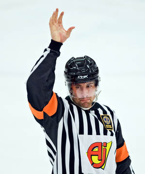 Mikael Sjöqvist, domare. Tecken, domartecken