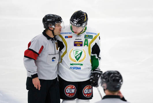 Kompisar,  Jörgen Jönsson och domare håller om varandra