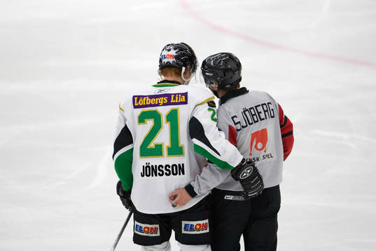 Kompisar,  Jörgen Jönsson och domare håller om varandra