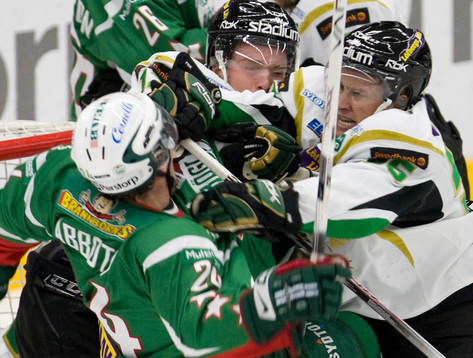 Det stora slagsmålet, Martin Sevc crosscheckar Cam Abbott.
