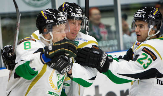 Jubel, Färjestad, Jörgen Jönsson grattar Eero Somervuori
