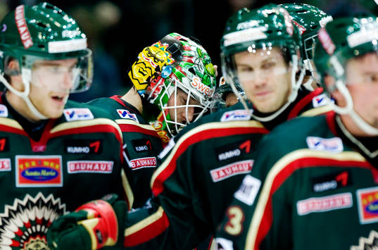 Johan Holmqvist, målvakt, kramas om, jubel Frölunda