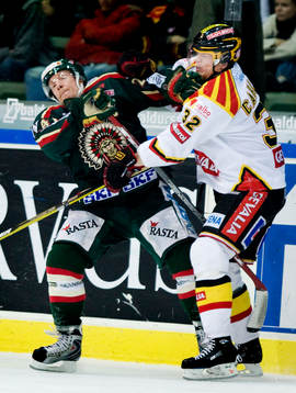 Niklas Andersson, Frölunda, tacklas av Jonathan Carlsson,