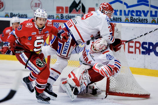 Tomas Kollar, Södertälje, glider undan medan Kimmo