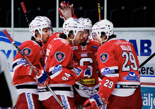 Dragan Umicevic gratulerar Tomas Kollar, Södertälje, till