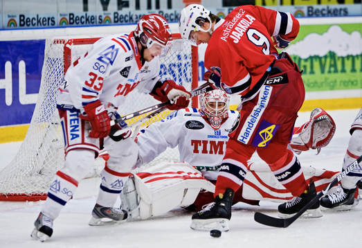 Topi Jaakola, Södertälje, oroar framför Johan Backlund,
