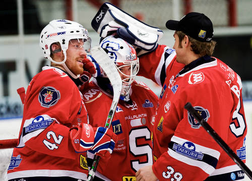 Jens Olsson och Björn Bjurling, målvakt, gratulerar