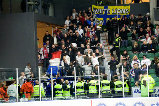 Linköpings supportar brände av smällare på läktaren,