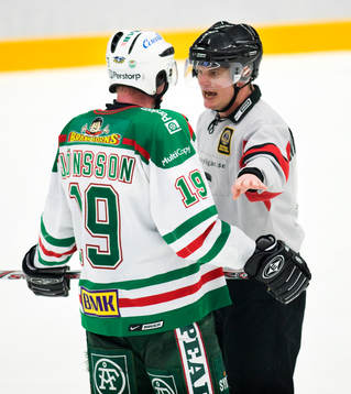 Kenny Jönsson, Rögle och Marcus Vinnerborg, domare