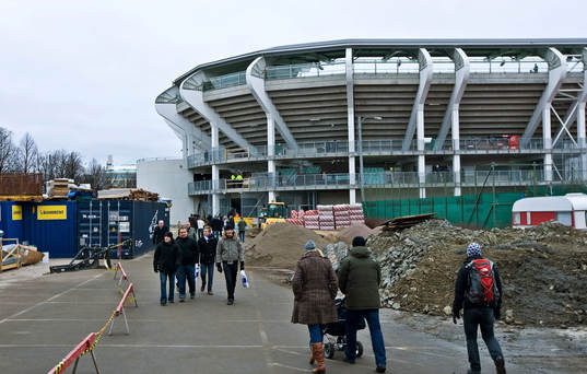 Mycket folk ville se nya arenan. Arena