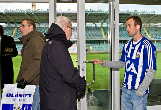 Hjalmar Jonsson håller upp dörren