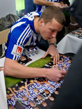 Ragnar Sigurdsson signerar