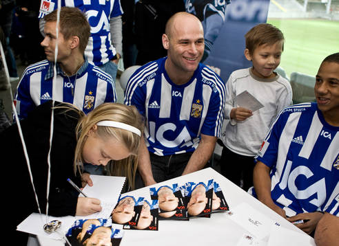 Spelare signerar idolbilder