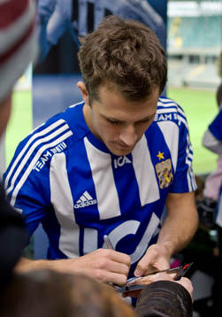 Tobias Hysén signerar idolbilder