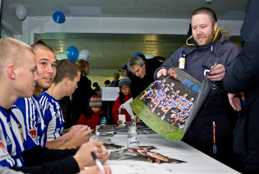 Spelare signerar idolbilder