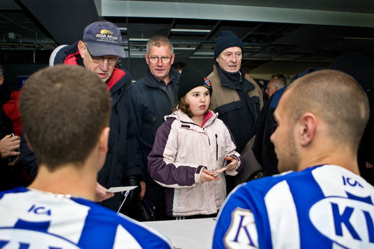 Spelare signerar idolbilder
