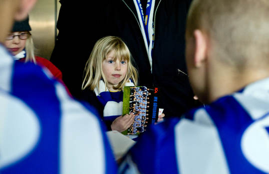 Spelare signerar idolbilder