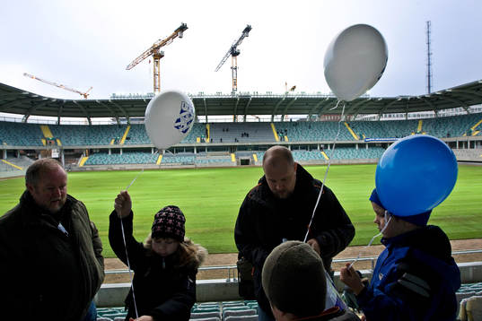 Fansen ispekterar nya arenan