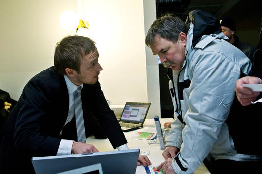 Andrej Häggblad informerar supporter