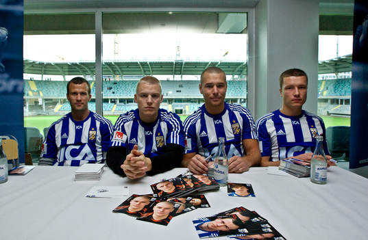 Spelare signerar idolkort