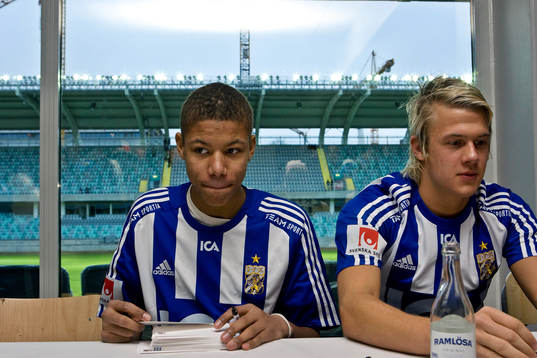 Spelare signerar idolkort