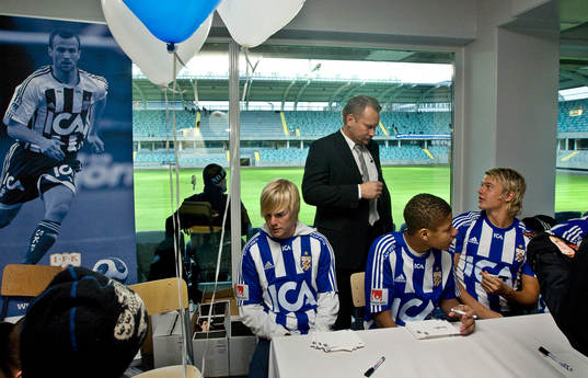 Spelare signerar idolkort