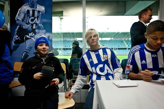 Spelare signerar idolkort