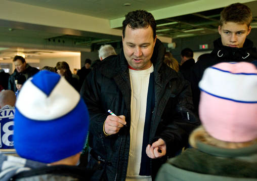 Stefan Rehn signerar idolkort