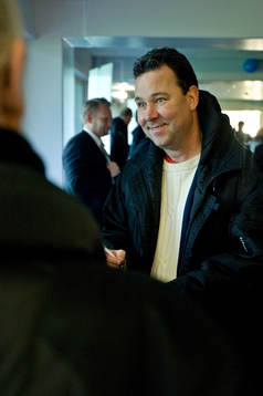 Stefan Rehn signerar idolkort