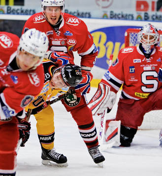 Martin Richter, Södertälje, trycker ner Linus Omark,