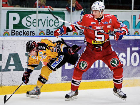 Anders Burström, Luleå, tacklas av Kristian Kudroc,