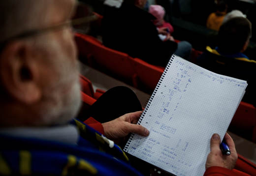 Bosse Widlund, Södertälje-supporter, antecknar detaljer