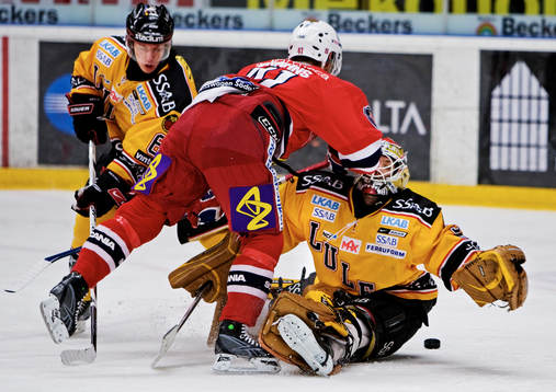 Stefan Gråhns, Södertälje, åker in i Mattias Modig,