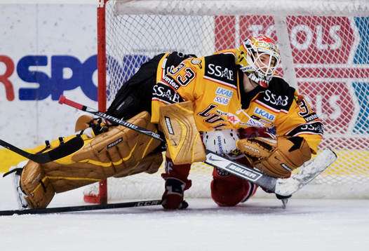 Mattias Modig, målvakt, Luleå, lägger sig över Linus