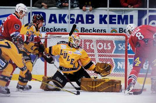 Mattias Modig, målvakt, Luleå, räddar ett skott från