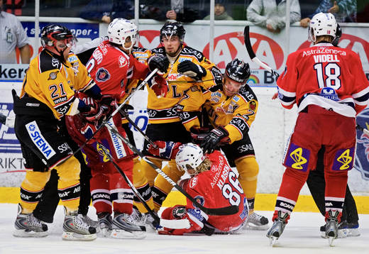 Jan Sandström, Luleå, ger sig på Linus Klasen,